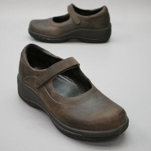 Dansko Ladies 40 (9.5-10) Mary Jane Hook Loop Strap Oiled Brown Leather Dr Clogs